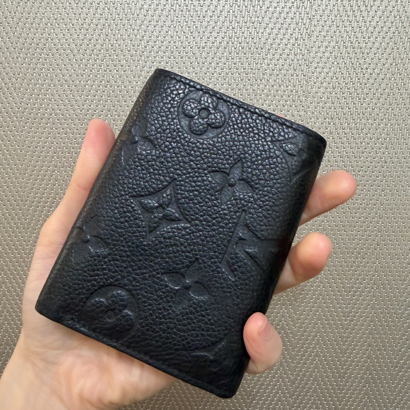 LV 黑牛皮壓紋金釦三折短夾-5