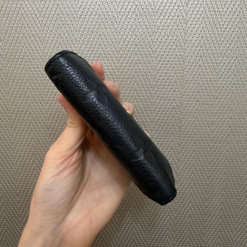 LV 黑牛皮壓紋金釦三折短夾-6