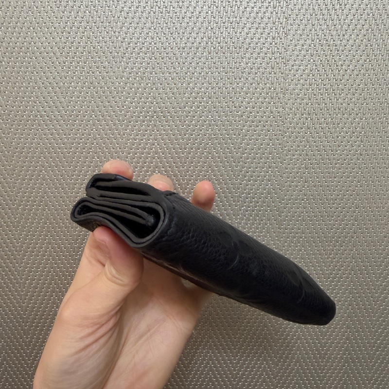 LV 黑牛皮壓紋金釦三折短夾-7