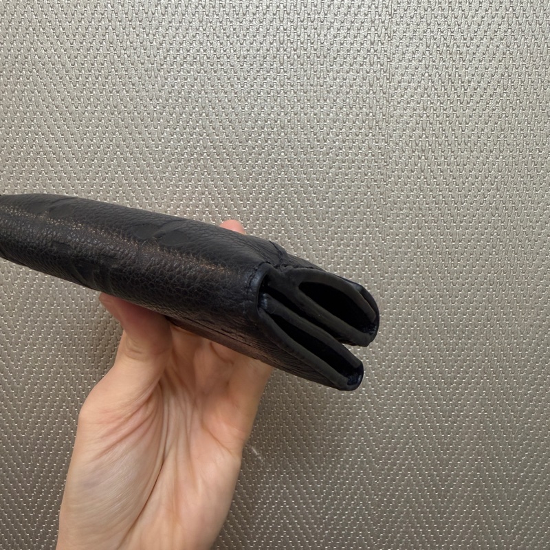 LV 黑牛皮壓紋金釦三折短夾-8