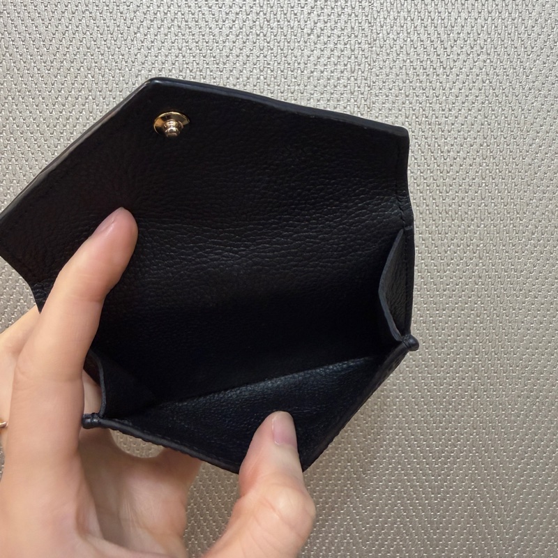 LV 黑牛皮壓紋金釦三折短夾-9