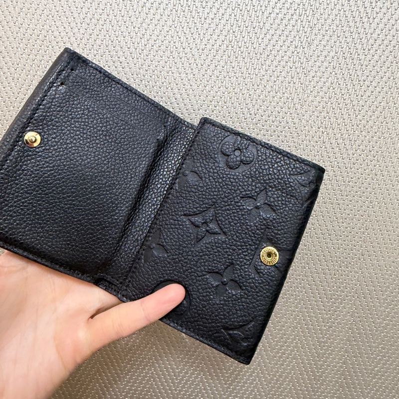 LV 黑牛皮壓紋金釦三折短夾-10
