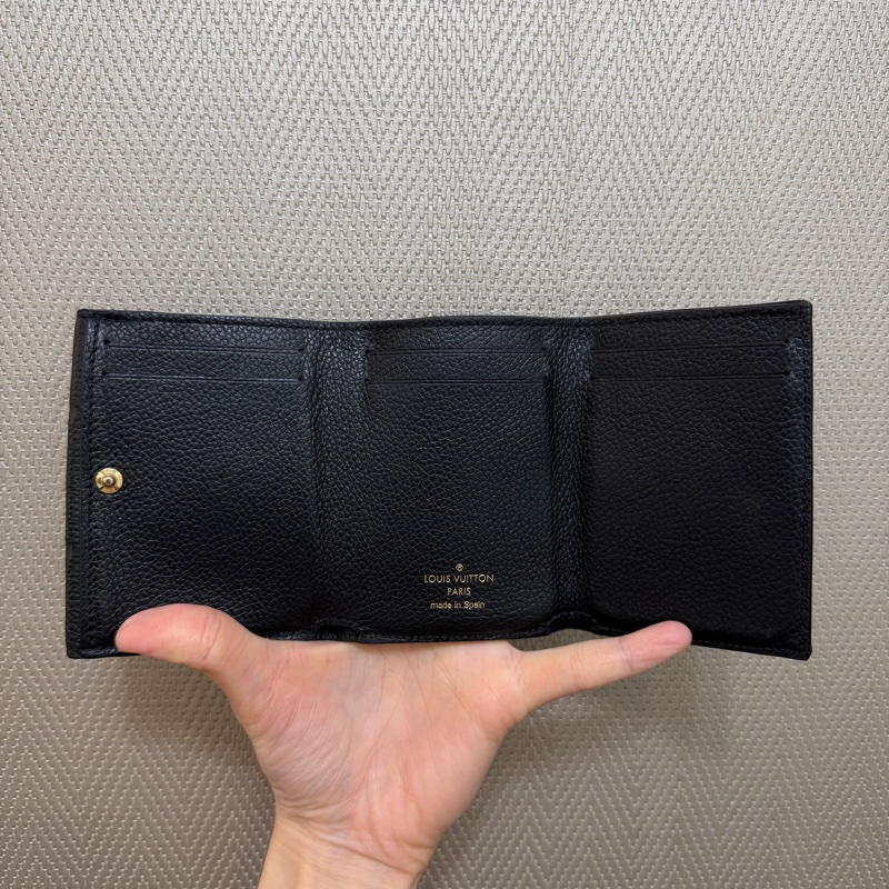 LV 黑牛皮壓紋金釦三折短夾-11