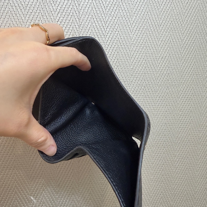 LV 黑牛皮壓紋金釦三折短夾-12