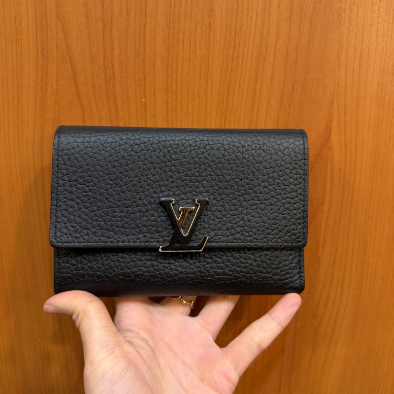 LV 黑牛皮Capucines金釦8卡三折短夾-0