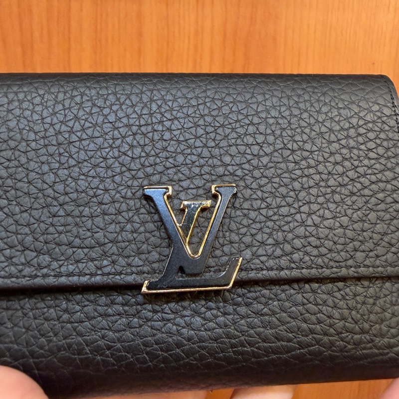 LV 黑牛皮Capucines金釦8卡三折短夾-1