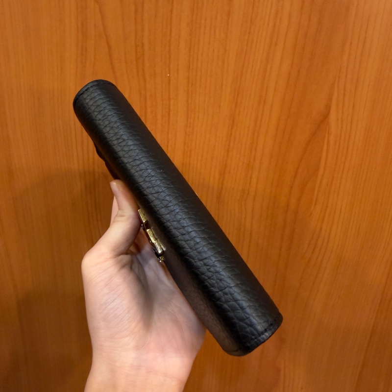 LV 黑牛皮Capucines金釦8卡三折短夾-4