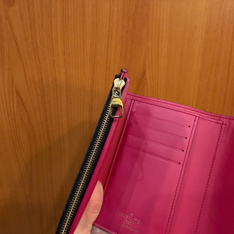 LV 黑牛皮Capucines金釦8卡三折短夾-13