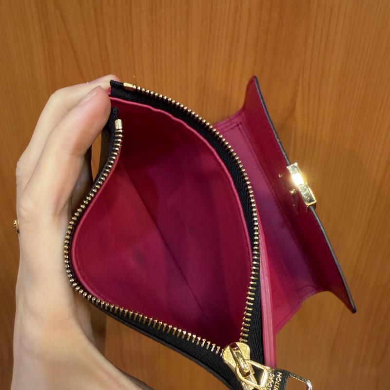 LV 黑牛皮Capucines金釦8卡三折短夾-14