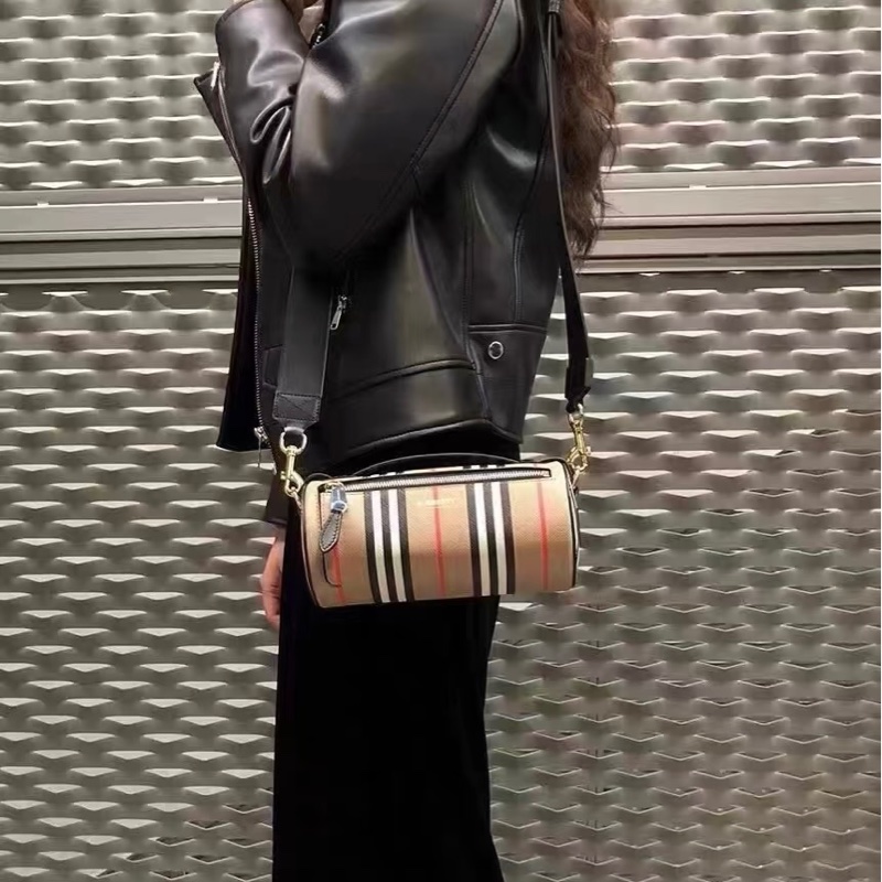 Burberry 圓桶斜背包-6