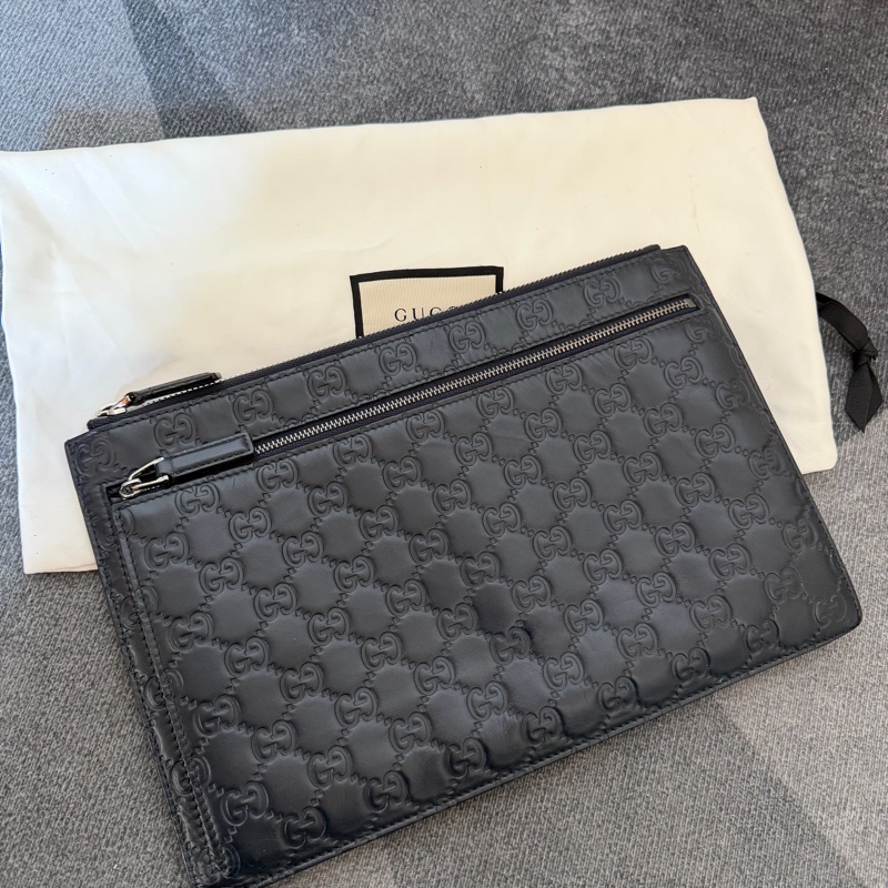 Gucci壓紋logo手拿包-0