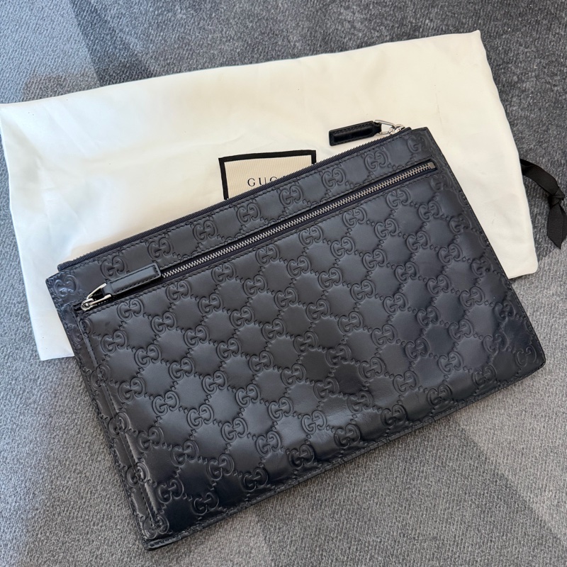 Gucci壓紋logo手拿包-1