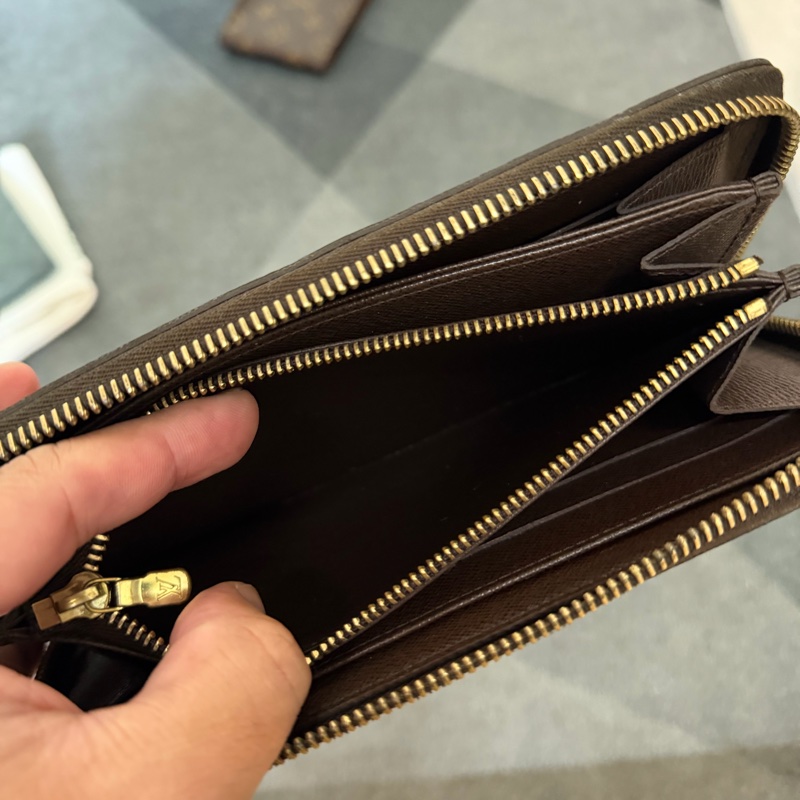 Lv經典棋盤格對開拉鍊長夾-6