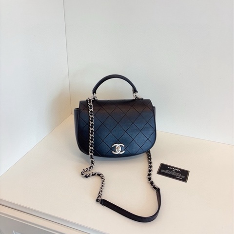 Chanel香奈兒 黑銀牛皮菱格郵差馬鞍包 半月形全蓋 圓滾滾小豬包型24*18*10