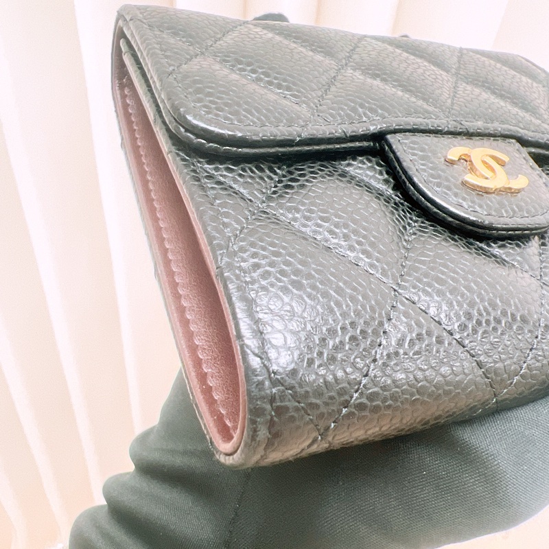 Chanel cf 黑金牛皮翻蓋短夾-2