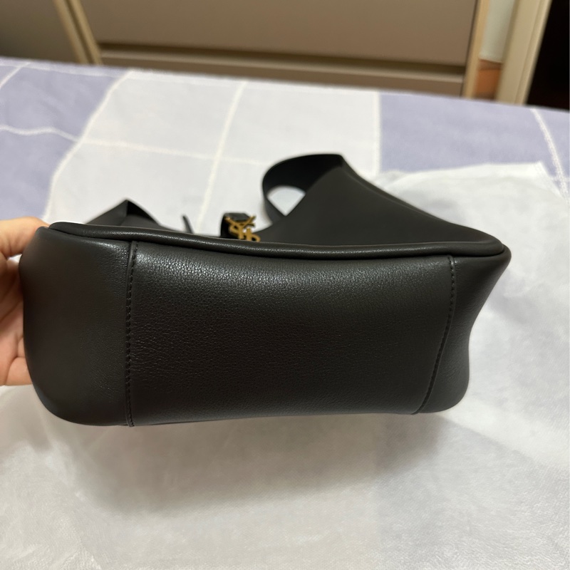 YSL  Saint laurent le 5 à 7小型粒面皮革柔軟手袋 hobo 黑-4