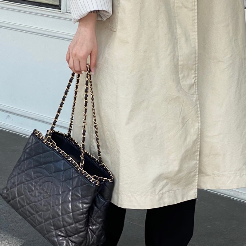 Chanel 香奈儿 黑金皮穿链条滚边 tote-8