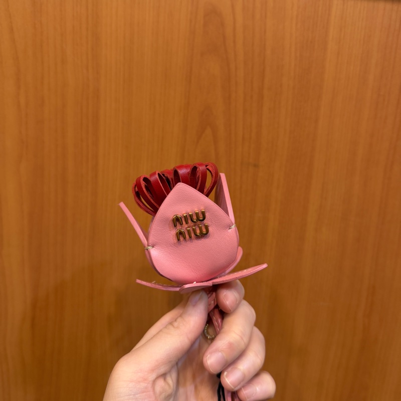 Miu Miu 玫粉拼紅小牛皮玫瑰花造型吊飾-0