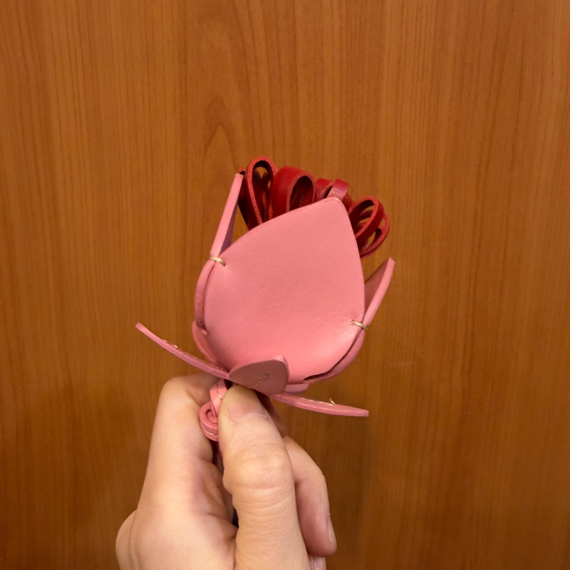 Miu Miu 玫粉拼紅小牛皮玫瑰花造型吊飾-2