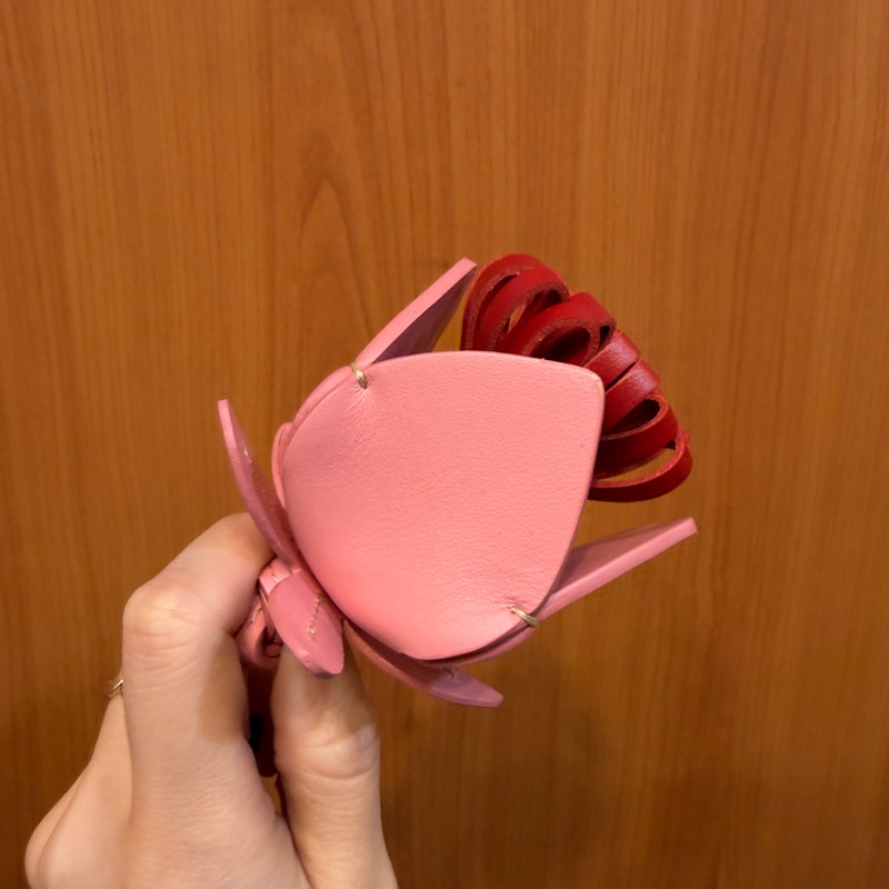 Miu Miu 玫粉拼紅小牛皮玫瑰花造型吊飾-3