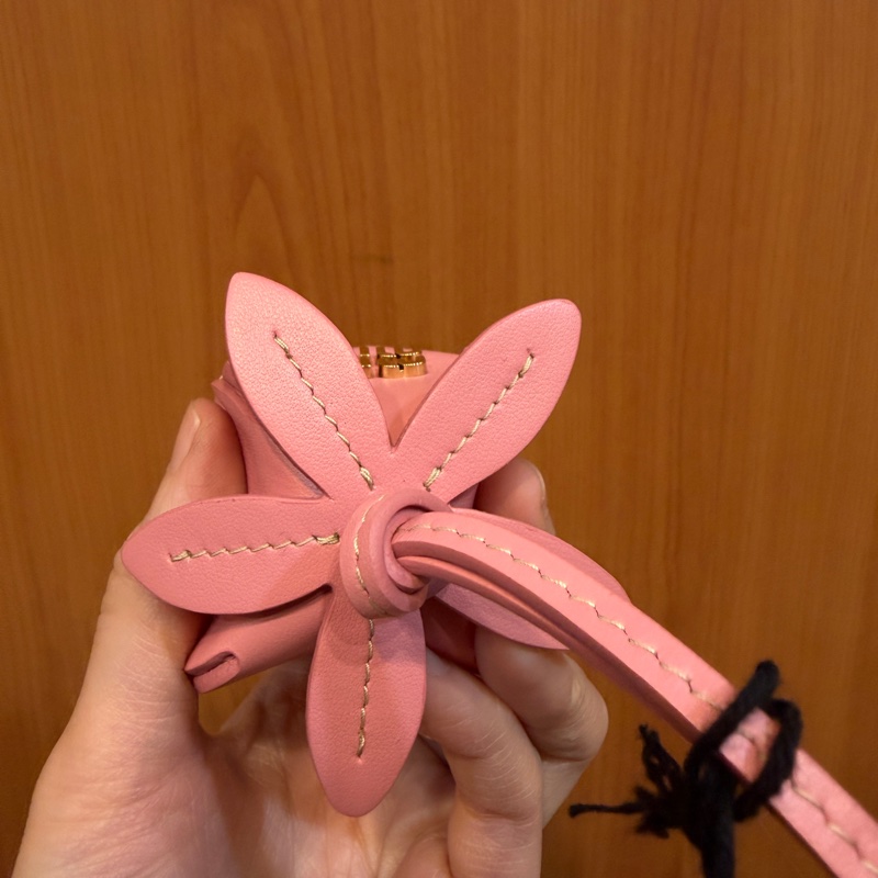 Miu Miu 玫粉拼紅小牛皮玫瑰花造型吊飾-6