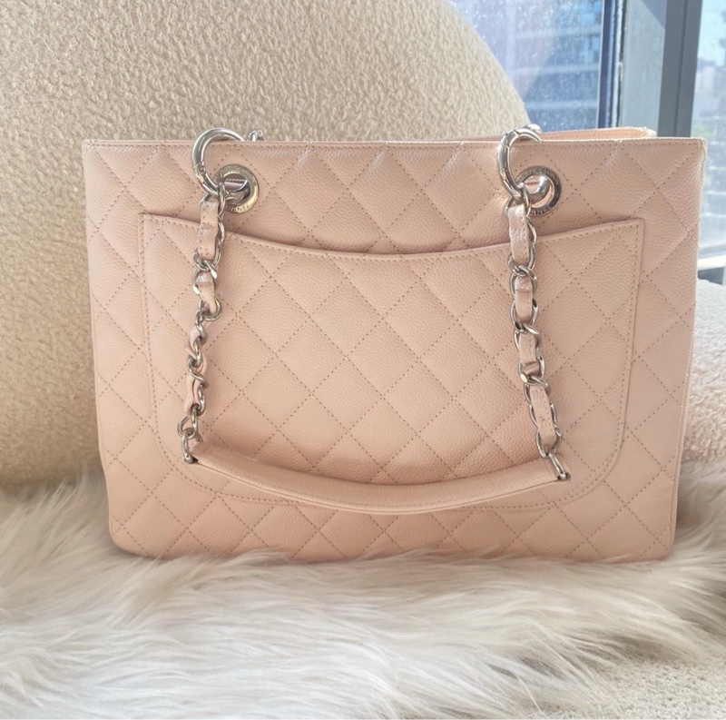 【近新閒置品】Chanel 香奈兒21開櫻花粉荔枝牛皮大logo GST手提包-1