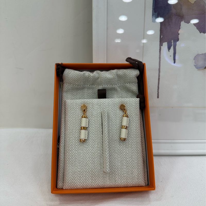 Hermes愛馬仕 Charniere 白色皮質耳環-0