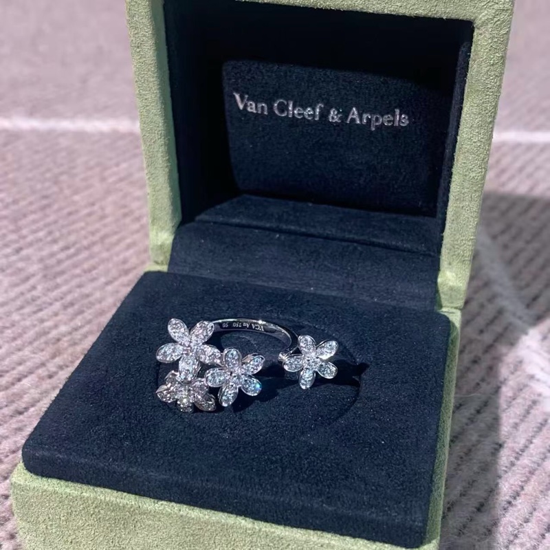 Vca梵克雅寶socrate 白金滿鑽花朵指間戒50號，2024購入-1