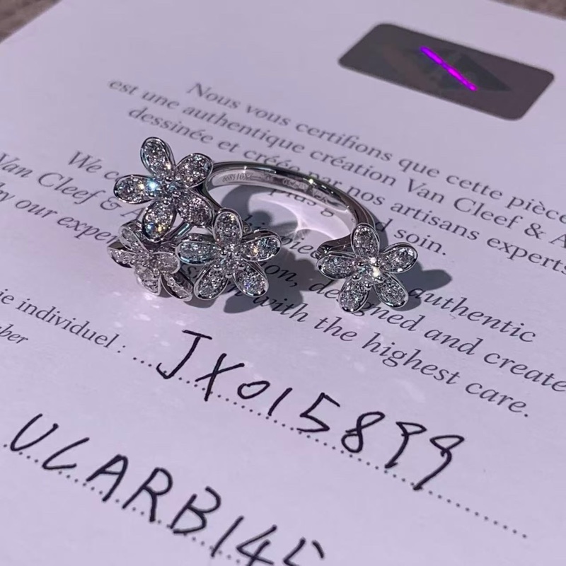 Vca梵克雅寶socrate 白金滿鑽花朵指間戒50號，2024購入-3