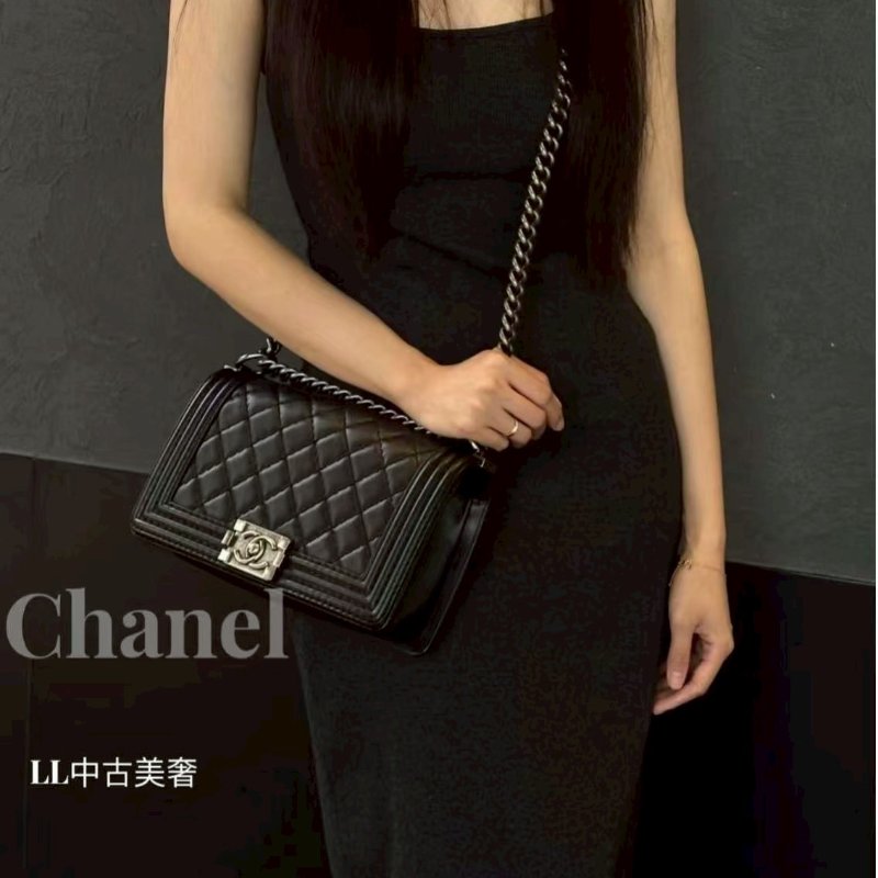 CHANEL Boy25 粒面牛皮口蓋包 - 黑銀29開-1