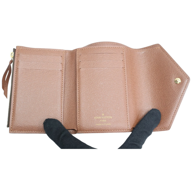 棕色 原花帆布 Victorine 扣式 短夾 M62472【LOUIS VUITTON LV 路易威登】 M62472-4