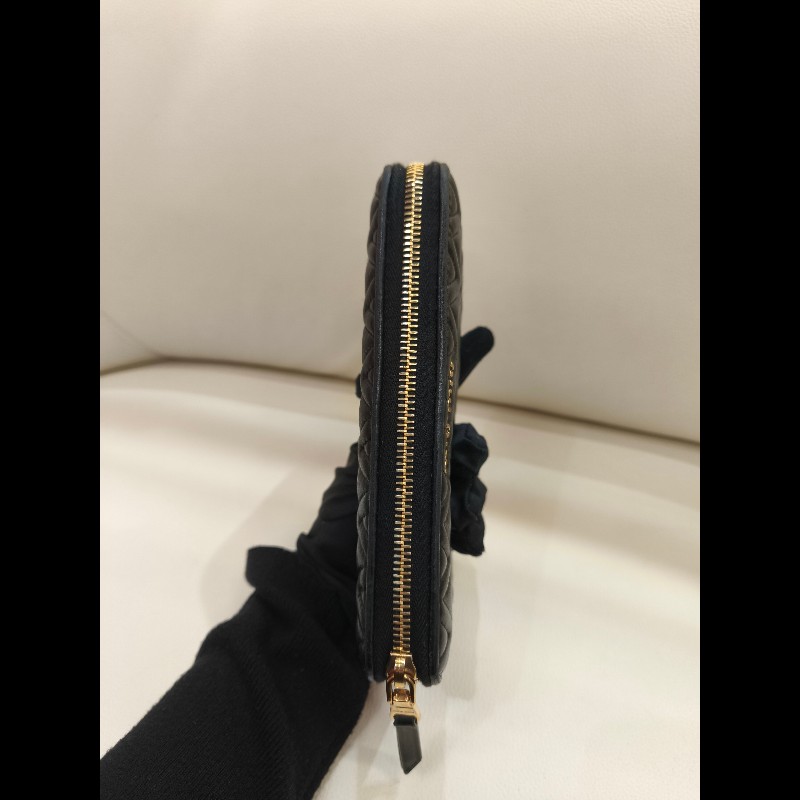 MS0549 Miu Miu 繆繆 褶皺皮革 長銀包 羊皮 金扣 Matelasse Zip Around Long Wallet Black x GHW-46