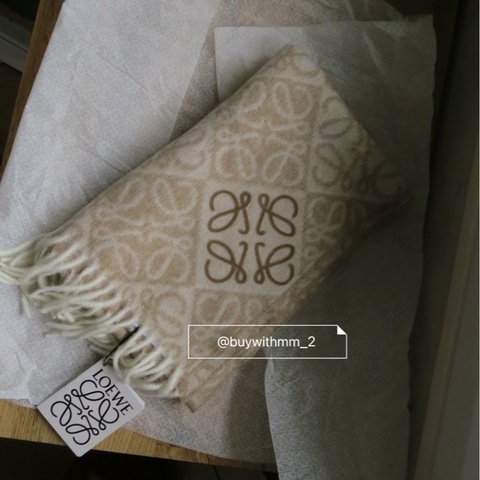 ⭐️賣場有滿額折扣⭐️Loewe 奶茶色圍巾