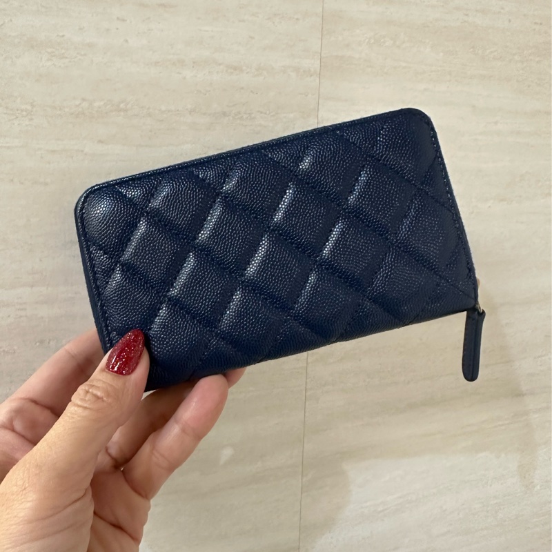 Chanel 深藍荔枝牛皮菱格淡金釦ㄇ拉內拉鍊4卡中夾-1