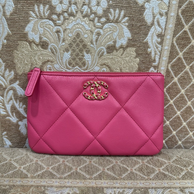 Chanel 粉羊皮19大菱格金釦一字拉鍊手拿包AP1059-0