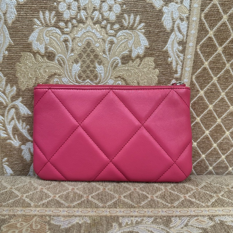 Chanel 粉羊皮19大菱格金釦一字拉鍊手拿包AP1059-1