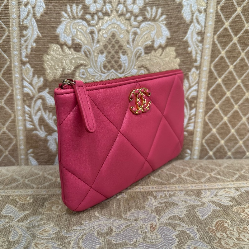 Chanel 粉羊皮19大菱格金釦一字拉鍊手拿包AP1059-2