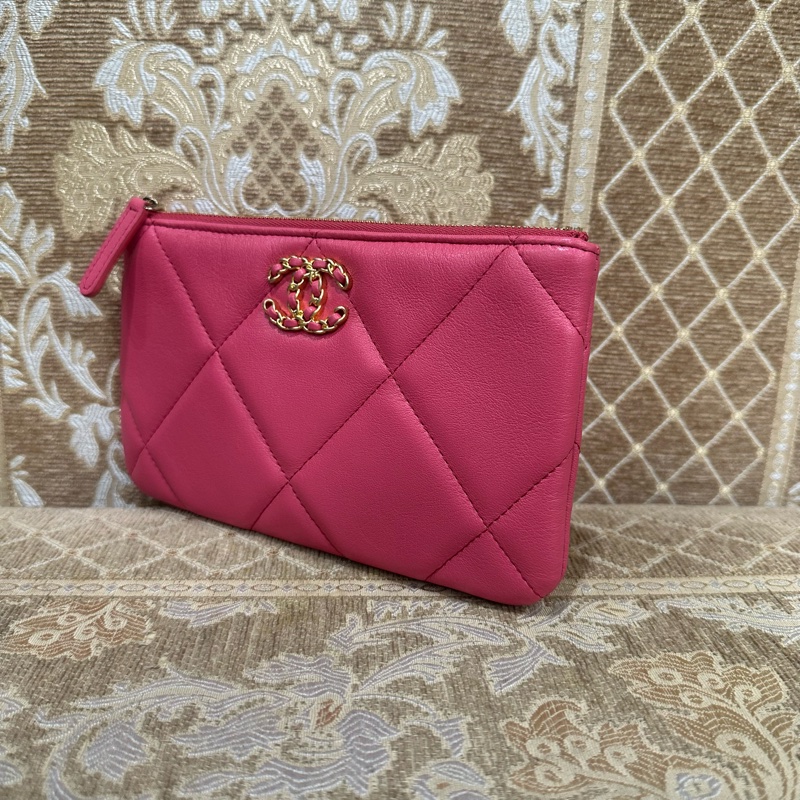 Chanel 粉羊皮19大菱格金釦一字拉鍊手拿包AP1059-3