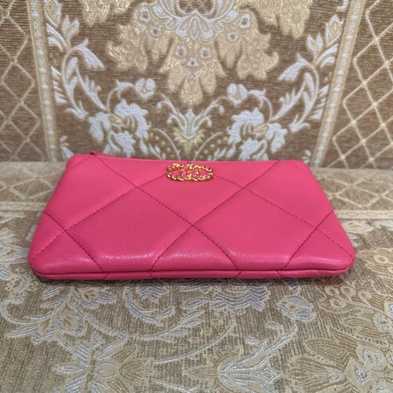 Chanel 粉羊皮19大菱格金釦一字拉鍊手拿包AP1059-4