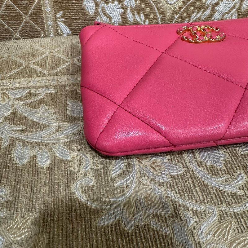 Chanel 粉羊皮19大菱格金釦一字拉鍊手拿包AP1059-5