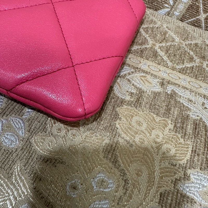 Chanel 粉羊皮19大菱格金釦一字拉鍊手拿包AP1059-6