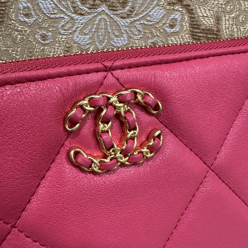 Chanel 粉羊皮19大菱格金釦一字拉鍊手拿包AP1059-8