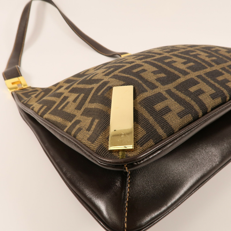 FENDI 帆布Zucca Hobo Bag金扣肩背袋-6