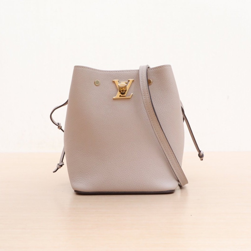 LOUIS VUITTON LockmeBucket水桶包Nano16牛皮金扣肩背包晶片-0