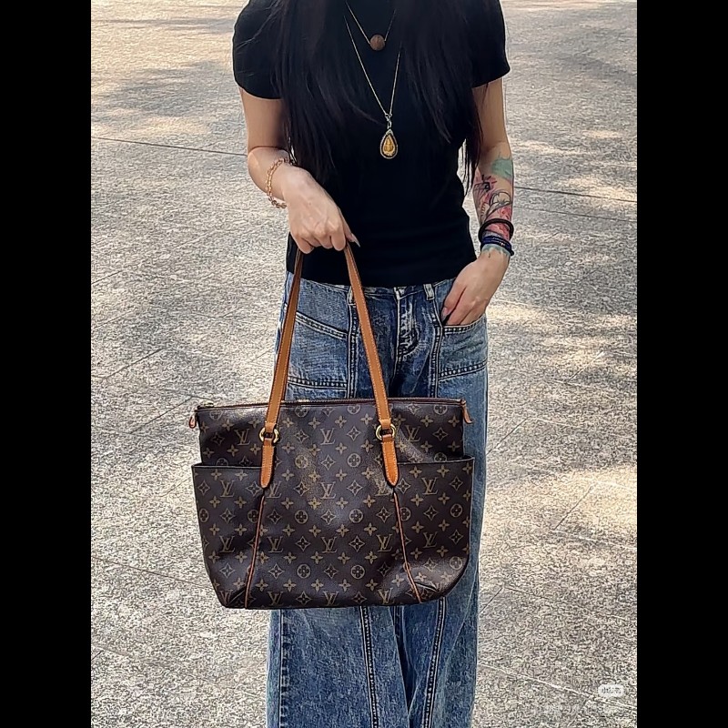 莉亞精品♡LV 雙口袋天心包 二手美包-1