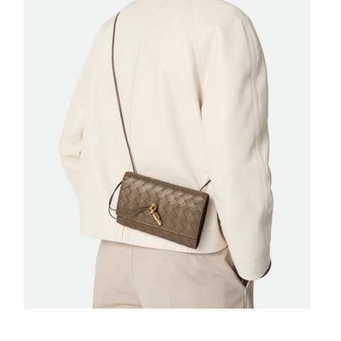 Bottega Veneta 女士 Andiamo 肩帶式收納袋均碼碼19cm*2cm*12.6cm