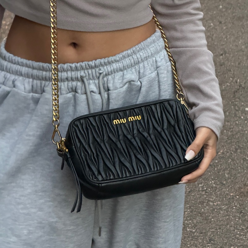 【極新🎁】 Miu Miu 黑金羊皮 相機包 斜背包 （專櫃83,000）-3