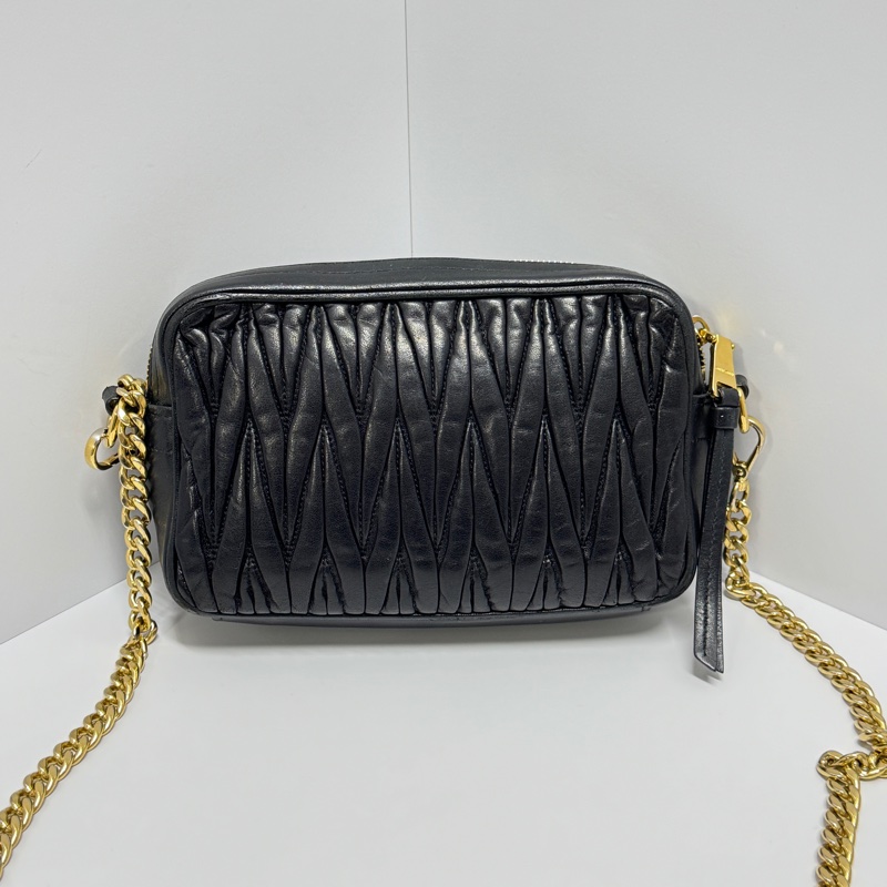 【極新🎁】 Miu Miu 黑金羊皮 相機包 斜背包 （專櫃83,000）-5