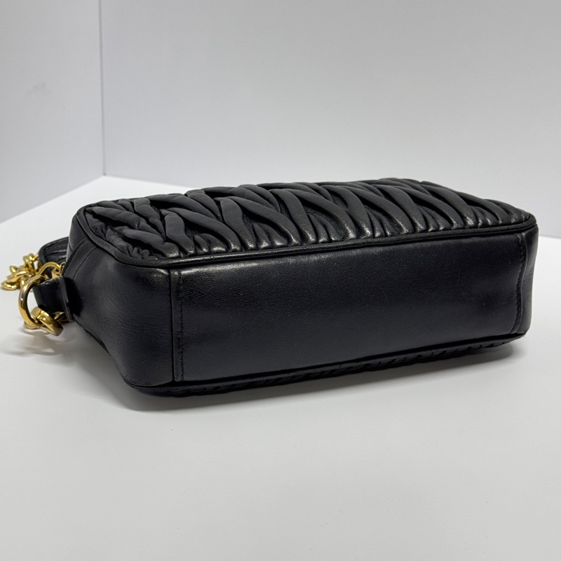 【極新🎁】 Miu Miu 黑金羊皮 相機包 斜背包 （專櫃83,000）-8