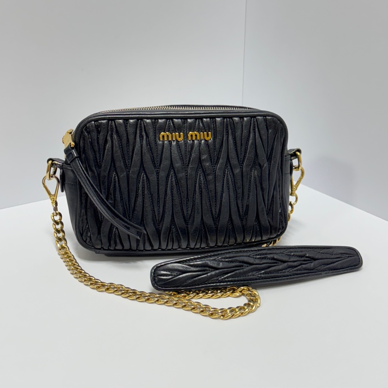 【極新🎁】 Miu Miu 黑金羊皮 相機包 斜背包 （專櫃83,000）-11